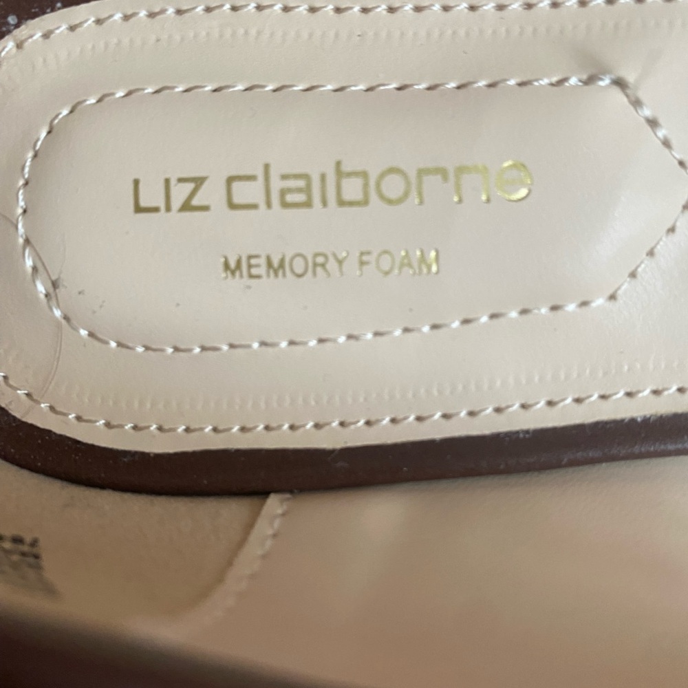 Beautiful Memory Foam flat shoes. Brand: Liz Claiborne. Size: 8 Wide - Picture 3 of 7